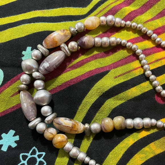 VTG Boho Faux Gemstone Plastic and Silver Tone Metal Beaded Costume Necklace - Picture 3 of 6